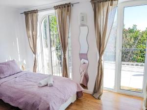 een slaapkamer met een bed en een groot raam bij Panoramic views & pool. 4 mins to beach in Santa Fe de los Boliches