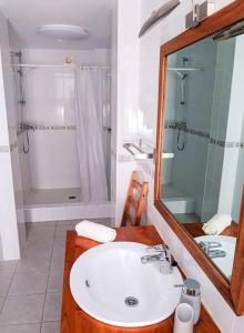 een badkamer met een wastafel, een douche en een spiegel bij Panoramic views & pool. 4 mins to beach in Santa Fe de los Boliches