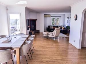 een woonkamer met een eettafel en stoelen bij Panoramic views & pool. 4 mins to beach in Santa Fe de los Boliches