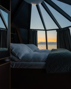 Postel nebo postele na pokoji v ubytování Lyngen Experience Aurora Hut