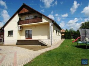 uma casa com uma varanda e um quintal em Budapest Residence em Vác