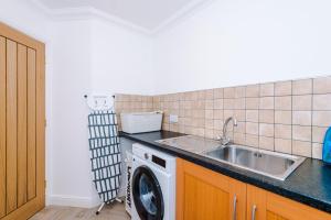 Great MittonにあるDamson House- Spacious, Modern 6 bedroom Executive House - Ideal for Work Teams or Multi-Generational Familiesのシンクと洗濯機付きのキッチン +82枚の写真