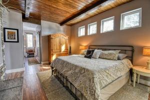 een slaapkamer met een bed en een houten plafond bij Quaking Aspen Cabin 2BR 2BA w Incredible Views in Twin Lakes
