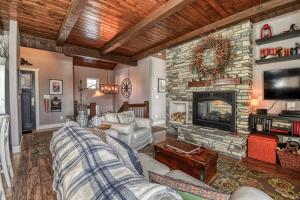 een woonkamer met een stenen open haard en een bank bij Quaking Aspen Cabin 2BR 2BA w Incredible Views in Twin Lakes