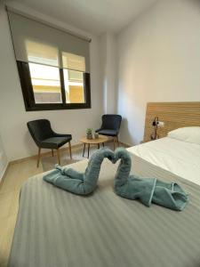 - une serviette en forme de cœur sur le lit dans l'établissement Apartament Mar Beach Lloret, à Lloret de Mar