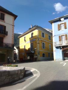 un grupo de edificios en una calle de una ciudad en Hotel Central, en Saint-Pierre-dʼAlbigny