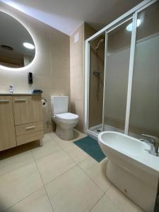 La salle de bains est pourvue de toilettes, d'une douche et d'un lavabo. dans l'établissement Apartament Mar Beach Lloret, à Lloret de Mar