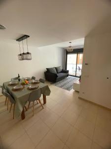 - un salon avec une table et un canapé dans l'établissement Apartament Mar Beach Lloret, à Lloret de Mar