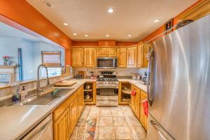 Η κουζίνα ή μικρή κουζίνα στο Views and hot tub 3br home