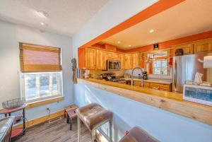 Η κουζίνα ή μικρή κουζίνα στο Views and hot tub 3br home +45 φωτογραφίες