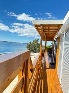 ドラゲにあるd-view Premium Mobile Home - panoramic seaview - 150 m from beach, free parkingの海の景色を望むウッドデッキ