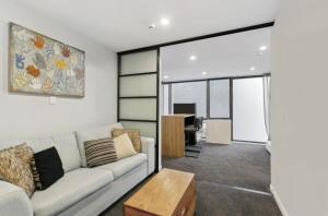 uma sala de estar com um sofá e uma mesa em 2023 Stylish Central Apt+ Free Parking em Wellington