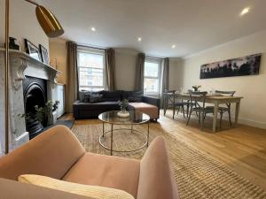 Chic London Duplex Marylebone tesisinde bir oturma alanı