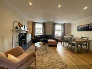 Chic London Duplex Marylebone tesisinde bir oturma alanı