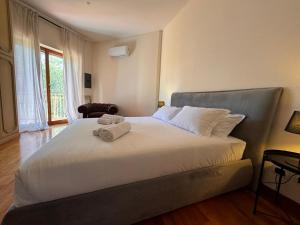 una camera da letto con un grande letto con asciugamani di Lux apartment San Paolo a Roma