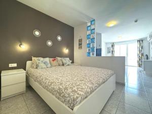 sypialnia z dużym łóżkiem w pokoju w obiekcie Palm Garden Apartment w mieście Morro del Jable