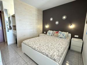 Łóżko lub łóżka w pokoju w obiekcie Palm Garden Apartment