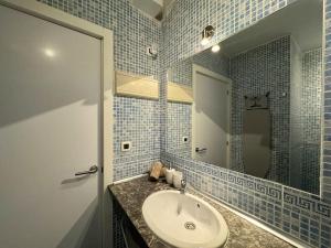 łazienka z umywalką i lustrem w obiekcie Palm Garden Apartment w mieście Morro del Jable +30 zdjęć
