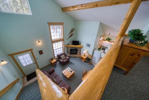 una vista aérea de una sala de estar con una escalera en Trapper`s Treasure 5B en Leadville
