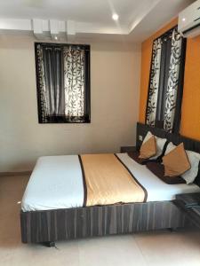 Postel nebo postele na pokoji v ubytování HOTEL SHRI PUSHPANJALI SHIRDI