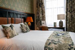 - une chambre avec un grand lit blanc et une fenêtre dans l'établissement Himley House by Chef & Brewer Collection, à Himley