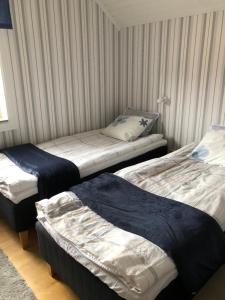 سرير أو أسرّة في غرفة في Galärvägen 4 A