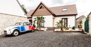 a car parked in front of a house at Espaces Gîtes in Sainte-Escobille