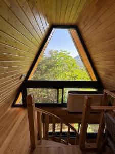 Balkón nebo terasa v ubytování Trinitys Forest Bungalows