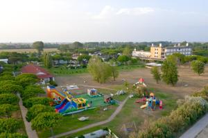 - une vue aérienne sur un parc avec une aire de jeux dans l'établissement Villaggio San Paolo, à Cavallino-Treporti