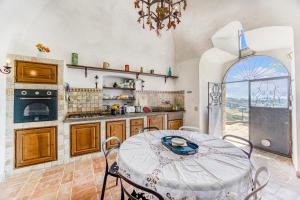 A kitchen or kitchenette at Torre Del Melograno With Heated Pool - Happy Rentals Még 33 kép