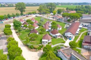 - une vue aérienne sur un petit village avec des maisons dans l'établissement Villaggio San Paolo, à Cavallino-Treporti