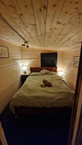 - une chambre avec un lit dans une pièce en bois dans l'établissement The Cabin - a very quiet location, à Pewsey