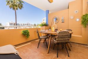 une salle à manger avec une table et des chaises sur un balcon dans l'établissement Michele Apartment, à Jávea