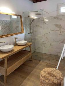 a bathroom with two sinks and a glass shower at Ocean-Villa 12 personnes avec piscine à 50m de la plage de l'Etang Salé Les Bains in L'Étang-Salé les Bains