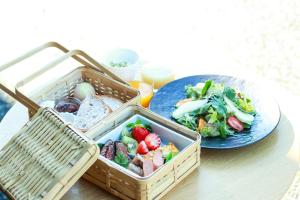 een dienblad met eten op een tafel met een bord met eten bij 湯の鶴迎賓館鶴の屋Tsurunoya in Yunotsuru