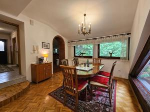 Apartment Nina with private terrace Tour As Ljubljana في ليوبليانا: غرفة طعام مع طاولة وكراسي