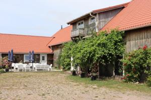 un edificio con tavolo e sedie in cortile di Gits Gard a Falkenberg
