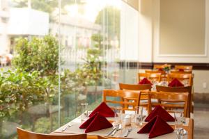 Reštaurácia alebo iné gastronomické zariadenie v ubytovaní The HUB Hotel - Airport