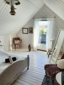 ファルケンベリにあるGits Gardのベッドルーム(大型ベッド1台、窓付)