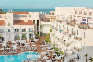 Bazén v ubytování Sunwing Fañabe Beach nebo v jeho okolí