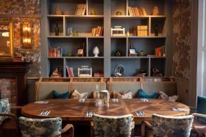 Himley House by Chef & Brewer Collection في Himley: غرفة طعام مع طاولة وكراسي خشبية