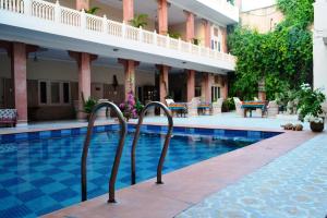Bazén v ubytování Suryaa Villa - A Boutique Heritage Hotel nebo v jeho okolí