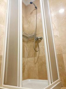 y baño con ducha y puerta de cristal. en Sagasta Beach Apartment II by Canary365, en Las Palmas de Gran Canaria