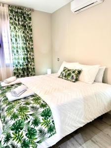 1 dormitorio con 1 cama con edredón verde y blanco en CASA RURAL AREV, en Herrera del Duque