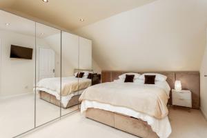 普雷斯蒂克的住宿－67 Midton Road，一间卧室设有两张床和玻璃墙