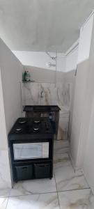 uma pequena cozinha com fogão num quarto em AP CENTRAL VIP em Campina Grande