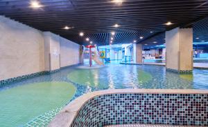 una piscina con scivolo in un edificio di Grand Bay Resort Hotel a Città Vecchia di Hengchun
