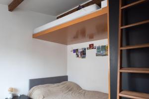 - une chambre avec des lits superposés et une échelle dans l'établissement Beautiful Apartment In The Heart Of Paris, à Paris