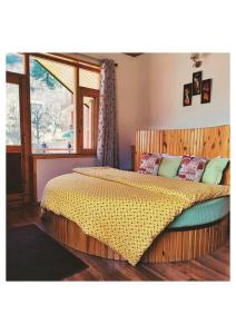 sypialnia z 2 łóżkami i oknem w obiekcie Western Hill w mieście Manāli