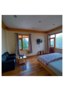 馬拉里的住宿－Western Hill，一间卧室配有一张床、一张沙发和窗户。